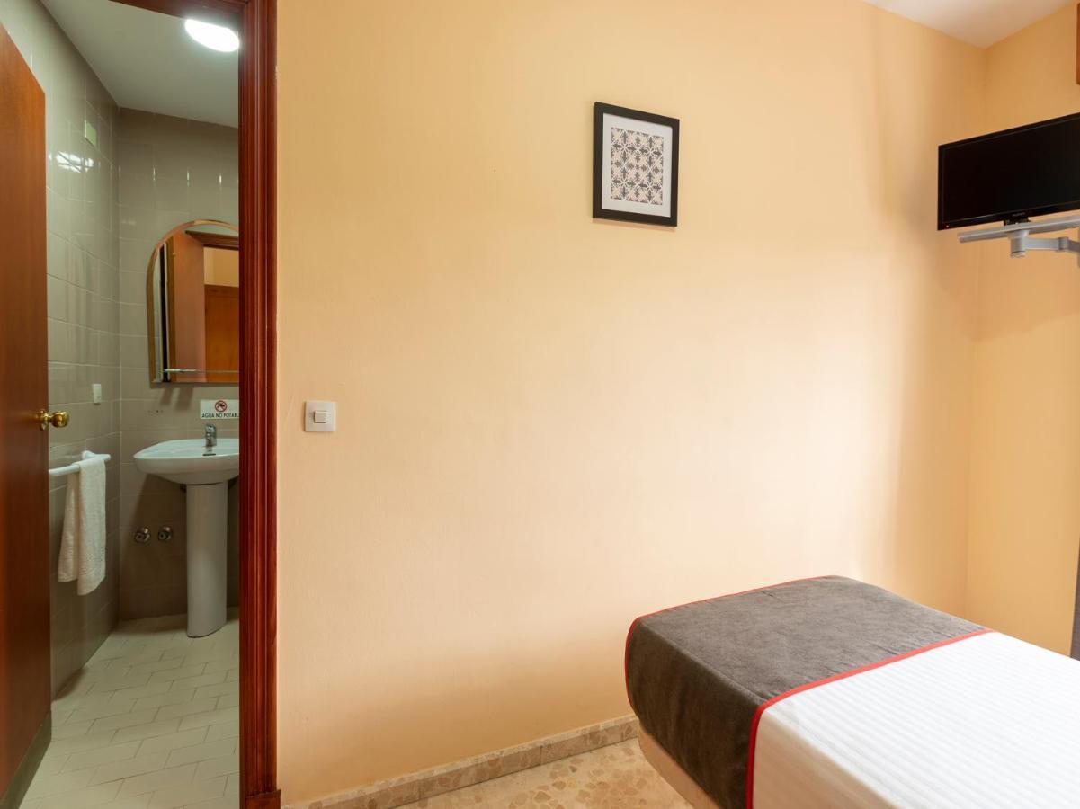 Oyo Hostal El Paisano Утрера Екстериор снимка